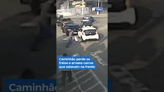 Caminhão perde os freios e arrasta carros que estavam na frente #shorts #balançogeral