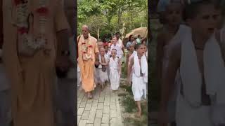 iskcon gurukul bhartiy sanskriti ko samarpit videshi bachche #shortsfeed #iskcon