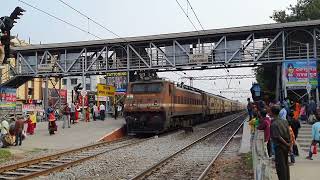 Classic ICF tracksounds!!! 03003/ Howrah - Azimganj passenger skips a crowded Konnagar