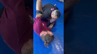 Escaping bottom control against a larger opponent #bjj #csw #jiujitsu
