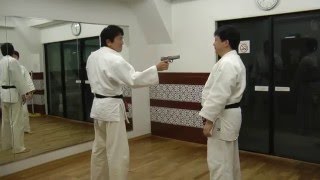 拳銃相手の護身術 Self defence