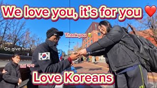 2 Korean Girls Give Warm Love to Black Pianist During Winter