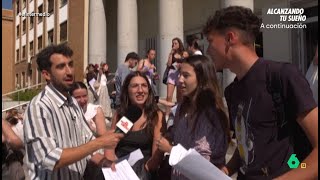 La reacción de una estudiante con su compañero tras desvelar su respuesta en el examen de la EBAU