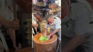 How mochi is traditionally made in Japan 😍