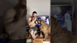 肌肉男與他的愛犬