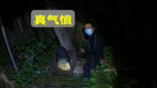 半夜逮住偷我蜂的人，换成你们会怎么做？真气愤啊！【莆农阿敏】