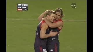 2007, Rd 19 - Colin Sylvia goals on the run - Melbourne v Western Bulldogs