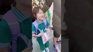 妹妹接了那么多年哥哥放学，如今终于熬到哥哥放假来接她放学了😊，只是哥哥这人群中一薅差点给她吓到😄 #哥哥和妹妹 #手足之情 （抖音发布时间：2024年05月24日）