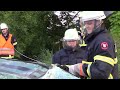 im unfall auto eingeklemmt so befreit feuerwehr menschen