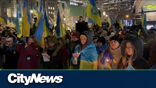 Montrealers rally in support of Ukraine with candlelight vigil