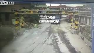 Liveleak.com - Man gets his head crushed between a height limit bar and his trailer