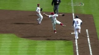 Robles leaps, grabs throw with bare hand