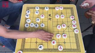 黑方小伙下棋真細節啊，硬生生比對面多兩個大子，對面投降吧