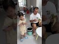 爸爸沉迷玩手机，香蕉都不知道去哪了， 逗逗他！ funny 搞笑 baby