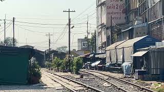 ขบวน 4326 ออกจากสถานีรถไฟมหาชัย