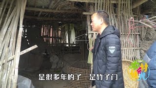 四川方言：二娃帮幺妹儿穿蓑衣，准备叫她去打鱼！