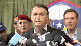 Presidente Jair Bolsonaro presta homenagem a Gugu Liberato em solenidade militar