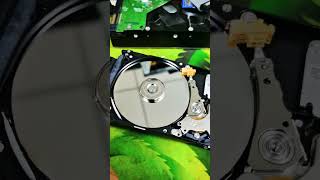 hard drive data recovery 硬盤壞了之后要及時斷電，不及時斷電就會造成這樣的盤片劃傷后，后果就是數