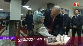 Лукашенко подарил бабушке шоколад