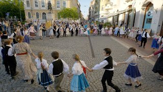 Közel 100 kicsit látott vendégül a REÖK Cukrászda csapata a Nemzetközi Gyereknap alkalmából!