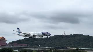 台北松山機場 JA873A Boeing 787-9 All Nippon Airways STAR WARS R2-D2 彩繪機 10跑道降落