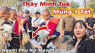 Mùng 1 Tết Người Phụ Nữ May Mắn Được Thầy Chạm Tay Vào! Pháo Hoa Tưng Bừng