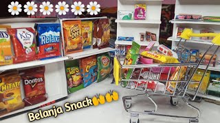 Belanja snack di supermarket mini