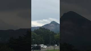 【会津磐梯山】裏から見ると大噴火の爪痕が今でも見れます　その地域は裏磐梯と呼ばれています　#山がえぐれてる