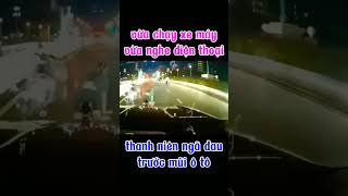 vừa chạy xe máy vừa nghe điện thoại thanh niên ngã đau trước mũi ô tô #shorts