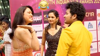 Actress Hema Making Fun On Mukku Avinash at Santosham Awards | News Buzz