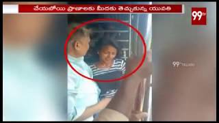 ముంబై లోకల్ ట్రయిన్ లో 17 ఏళ్ల యువతి స్టంట్స్ | 17-year-old girl stunts in Mumbai local train | 99Tv