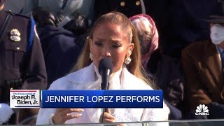 Inauguration Day, Jennifer Lopez canta e poi grida in spagnolo: "Libertà e giustizia per tutti"