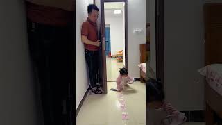 Cunning Dad Uses Money To Steal His Daughter’S Phone! #cute #smart #funny #baby #comedy