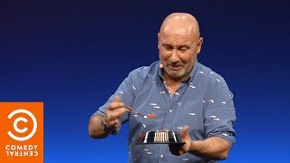 Maurizio Battista assaggia il cibo per cani - Battistology - Comedy Central