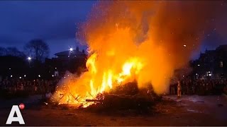 Kerstboomverbranding op Museumplein druk bezocht