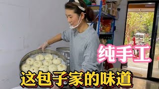 90后三宝妈摆摊卖纯手工包子 每天都被抢光 人太累该不该用和面机