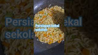 bekal sekolah agak macem macem pake indomie tapi wajib ada sayuran dan nasi agar gizi seimbang