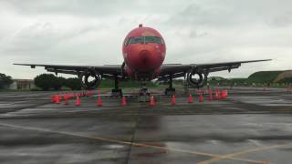 前桃園海軍基地 遠東航空公司班機 B-27013 Boeing 757-200 建華金控尊榮無限塗裝