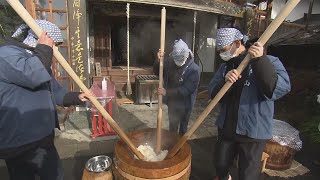 「よいしょ、よいしょ」僧侶や高校生が餅つき　健康や長寿願う伝統行事　餅は切り分け新年に配布　福島