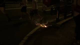 【長崎】精霊流し　爆竹に被弾する人