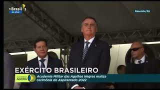 Bolsonaro sai do buraco e ignora Mourão em evento militar no RJ