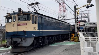 国鉄EF65形2000番台2096号機（赤プレート・国鉄色）＋タキ16B（両）が小田栄駅付近にある小田踏切を通過するシーン（臨8460レ・新A27・石油返空）2023.6.26