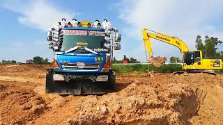 รถขุดโคมัตสุ Excavator KOMATSU PC200 ขุดตักดินใส่รถดั้มแต่งหล่อ Dump Trucks (ทีมงานกำนันพีรพล)