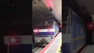 全国初！地下ホームを通過する貨物列車