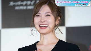 白石麻衣、スリットから美脚ちら見せ　大人のブラックコーデ　アップヘアで品良く