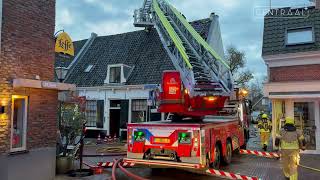 Grote brand in rieten dak aan de Dorpsstraat in Warmond