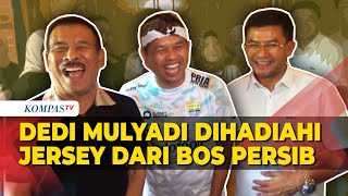 Potret Dedi Mulyadi Dihadiahi Umuh Muchtar Jersey Persib Bernomor Punggung 04