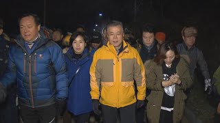 문 대통령, 새해 첫날 의인들과 해맞이 산행 / 연합뉴스TV (YonhapnewsTV)