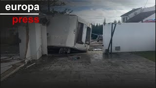 Bomberos trabajando en los destrozos por tornado en Ayamonte (Huelva)