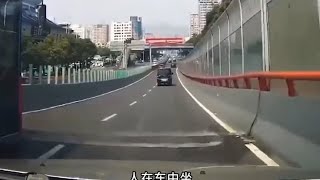 不开斗气车 不跟他人争